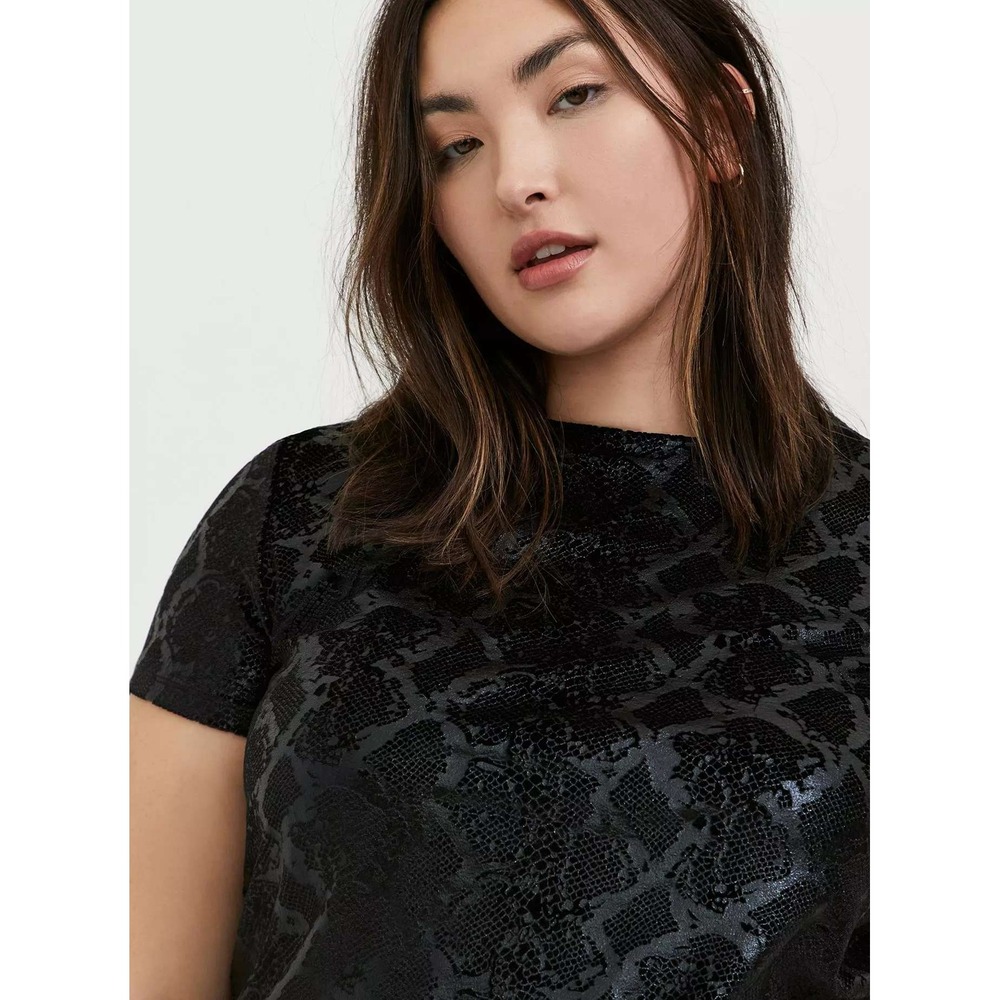 Torrid Black Snakeskin Embossed Velvet Tee Plus Size 1 1X 14/16 Short Sleeve Top - Picture 2 of 14